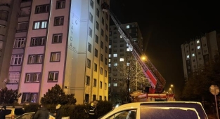 Bir kişi ateşe verdiği evin kapısı kırılarak dışarıya çıkarıldı