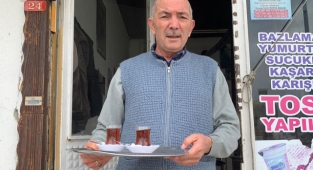 Bir zamanların belediye başkanı şimdinin çaycısı