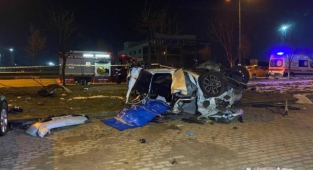 Bursa'da otomobil taklalar atarak 50 metre sürüklendi: 2 ölü