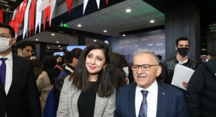 BÜYÜKKILIÇ, İKAF’TA KAYSERİ BÜYÜKŞEHİR STANDINI GEZDİ, ÖĞRENCİLERLE BULUŞTU