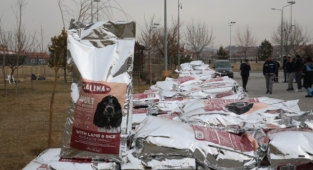 BÜYÜKŞEHİR BELEDİYESİ’NDEN 13 İLÇEYE 13 TON MAMA DESTEĞİ