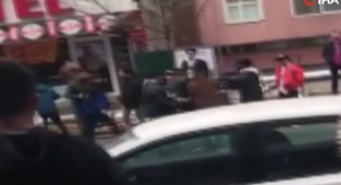 Cadde ortasında tekme tokat kavga kamerada