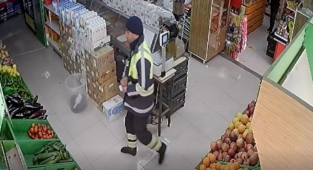 Çamurlu ayakkabılarını çıkarıp markete çorabıyla girdi