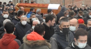Çatıdan düşüp hayatını kaybeden çiftçi, son yolculuğuna uğurlandı