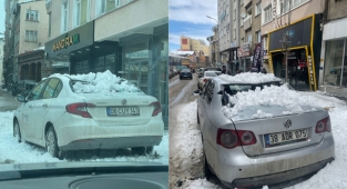 Çatıdan kar adeta çığ gibi düştü, araçlar tonlarca ağırlığındaki kar kütlesinin altında kaldı