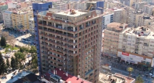Dünyanın en saçma binasının yüzde otuzu yıkıldı