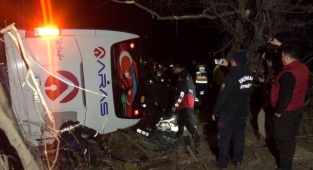 Erzincan'da yolcu otobüsü şarampole devrildi: 2 ölü, 6'i ağır 32 yaralı