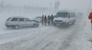 Erzurum'da zincirleme kazada 5 araç birbirine girdi, onlarca araç yolda kaldı