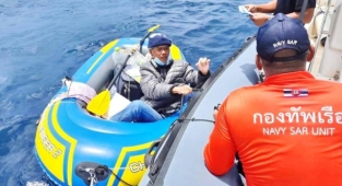 Eşine ulaşmak için şişme bot ile 2 bin kilometrelik deniz yolculuğuna çıktı