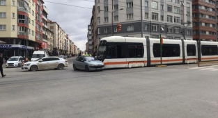 Eskişehir'de otomobil ve tramvay çarpıştı