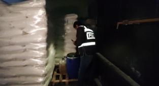 Eyüpsultan'da piyasa değeri 250 bin Türk Lirası olan sahte toz deterjan ele geçirildi