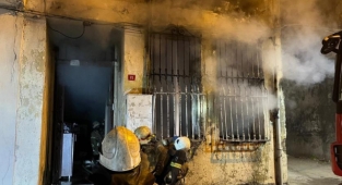 Fatih korkutan yangın: Dumandan etkilenen 4 kişi ve 6 kedi yavrusunu itfaiye ekipleri kurtardı