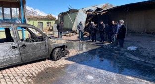 Garajda çıkan yangında hafif ticari araç, traktör ve 4 motosiklet kullanılamaz hale geldi