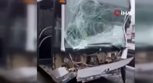 Haramidere'de metrobüs kazası: 4 yaralı