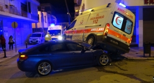Hasta ihbarına giden ambulans otomobille çarpıştı: 5 yaralı