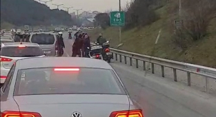 İki grup trafik yüzünden kavga etti, ambulans ilerlemekte güçlük çekti