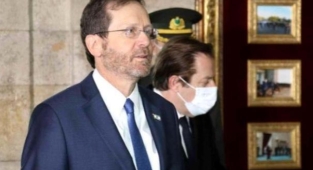 İsrail Cumhurbaşkanı, Anıtkabir defterine Yahudilerin kutsal kitabı Zebur'dan 'barış' duası yazdı