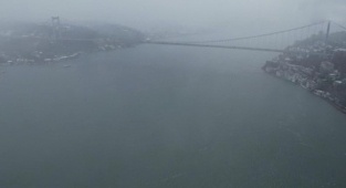 İstanbul Boğazı'nda kar ve sis böyle görüntülendi