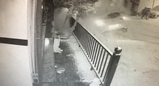 İstanbul'da karda dehşet anları kamerada: Otomobil kayan çocukların arasına daldı