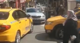 İstanbul'da yaşlı kadın taksiye binebilmek için yalvardı