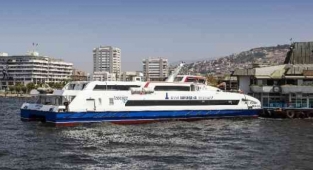 İzmir'de arabalı vapur seferlerine fırtına engeli