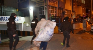 Kablo çalarken bekçilere yakalandı, kendisini görüntüleyen gazeteciye de,