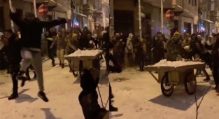 Kadıköy'de el arabasına yükledikleri karları atarak kartopu savaşı yaptılar
