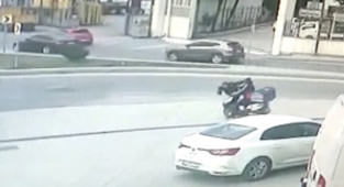 Kağıthane'de polisten kaçan torbacı motosikletli kuryenin tekmesiyle yakalandı