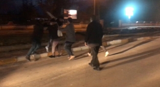 Kendilerini uyaran halk otobüsü şoförünü tekme tokat dövdüler