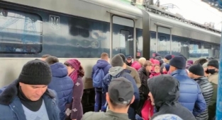 Kiev'i terk etmek isteyen halk tren istasyonlarında izdihama neden oldu!