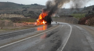 Kilis'te seyir halindeki tır alev topuna döndü
