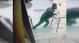 Kimseye aldırış etmedi... Demir korkulukları yerinden sökerek böyle çaldı