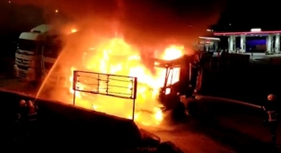 Kırıkkale'de sabaha karşı sıcak dakikalar: 3 tır alevlere teslim oldu