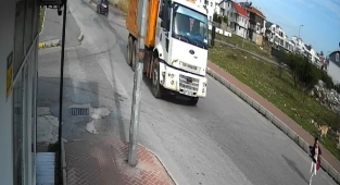 Köpeklerden kaçarken kamyonun altında kalan Mahra'nın kalbi 10 dakika durdu! Babası o anları böyle anlattı