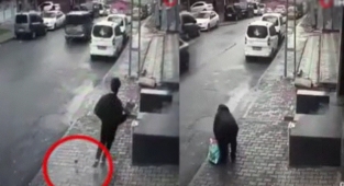 Küçük çocuğun yere düşürdüğü telefonu alıp yoluna devam etti