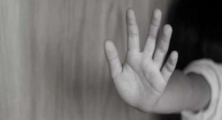 Küçük kız ağlayıp bakkala gitmek istemedi, babanın sorusu iğrenç istismarı ortaya çıkardı