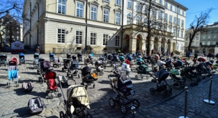 Lviv'de Rus saldırılarında ölen çocuklar için meydana 109 bebek arabası bırakıldı