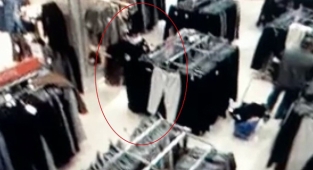 Mağazada müşterinin çantasından para çalan hırsız, aynı işyerindeki güvenlik görevlisi çıktı