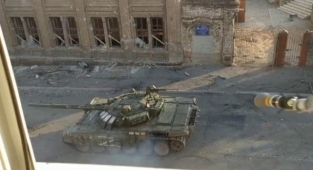 Mariupol'de ilerleyen Rus tankı el tipi tanksavar ile vuruldu