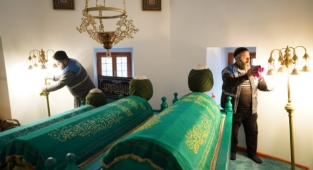 MELİKGAZİ'NİN TÜRBELERİNDE GÜL SUYU İLE GENEL TEMİZLİK YAPILDI