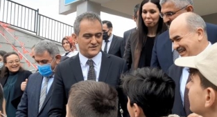 Milli Eğitim Bakanı Özer'i gören çocukların istekleri heyeti gülümsetti: Beden dersi 4 saat yapılsın, LGS kolay olsun