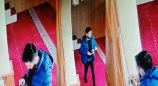 Namaz kılmak için camide elektrikli ısıtıcıyı çalıştıran gençten iç ısıtan hareket