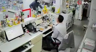 Nöbetçi eczaneyi bıçakla soymaya kalkışan kişinin yakalanma anı kameralarda