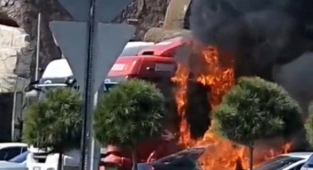 Osmaniye'de park halindeki otomobil alev alev yandı