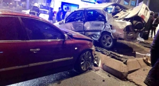 Otomobiller çarpıştı: 2 yaralı