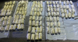 Polis memurunun sürücülüğünü yaptığı araçtan 52 kilo 500 gram patlayıcı çıktı!