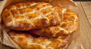 Ramazan ayına sayılı günler kala iftar sofralarının olmazsa olmazı pidenin kaç liradan satılacağı merak ediliyor. Artan maliyetler gerekçe gösterilerek fiyatların önceki Ramazan’a göre artmasına kesin gözüyle bakılıyor.