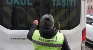 Resim tutkusunu araçların tozlu camlarına yansıtıyor