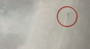 Rus tankı yolda yürüyen sivil vatandaşı top atışıyla vurdu