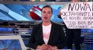 Rus televizyon kanalında canlı yayın sırasında 'savaşa hayır' pankartı açıldı